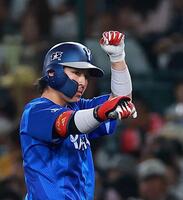 ５回、猛打賞となる中前打を放ちポーズを決める度会（撮影・西田忠信）