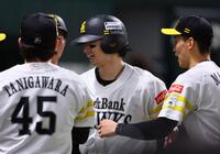 ５回、逆転２ランを放ち、ナインに迎えられる正木（撮影・中島達哉）