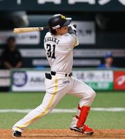 ５回、逆転２ランを放つ正木（撮影・中島達哉）