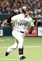 ３回裏１死三塁、ソフトバンク・庄子が左前に適時打を放つ　※※　＝みずほペイペイドーム