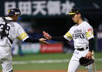 ４回を抑え、ソフトバンク・山本祐大（左）とタッチを交わすソフトバンク・前田悠伍＝みずほｐａｙｐａｙドーム福岡（撮影・中島達哉）