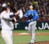 ７回、栗原（左）に死球を与え、ピンチを広げる堀（撮影・中島達哉）