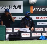 ６回、中継ぎ陣が追加点を許し、うつむく新庄監督（右）＝撮影・中島達哉