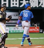 ６回、空振り三振を喫する万波（撮影・中島達哉）