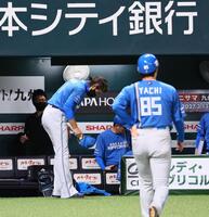 ＣＳ敗退し、ライトスタンドの日本ハムファンに一礼する新庄監督（撮影・中島達哉）
