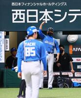 ＣＳ敗退し、小久保監督にジェスチャーでメッセージする新庄監督（撮影・中島達哉）