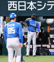 ＣＳ敗退し、小久保監督にジェスチャーでメッセージする新庄監督（撮影・中島達哉）
