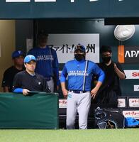 ソフトバンクに敗れ、ベンチを出る新庄監督（中央）＝撮影・中島達哉