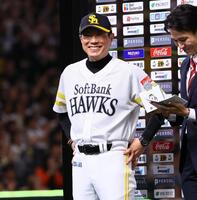優勝監督インタビューで笑顔を見せる小久保監督（撮影・中島達哉）