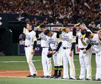 ＣＳ優勝し、スタンドのファンの歓声に応える小久保監督（左）らソフトバンクナイン（撮影・中島達哉）