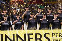 全新ポーズで記念撮影する（前列左から）近藤、栗原、小久保監督、庄子、正木らソフトバンクナイン（撮影・中島達哉）