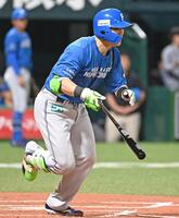 １回、清宮幸が右前に先制打を放つ