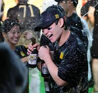 ビールかけを楽しむ正木（撮影・中島達哉）