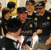 ビールかけをする鈴木（撮影・中島達哉）