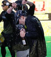 ビールかけを楽しむ山本祐（撮影・中島達哉）