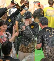 祝勝会で、ビールをかけられる庄子