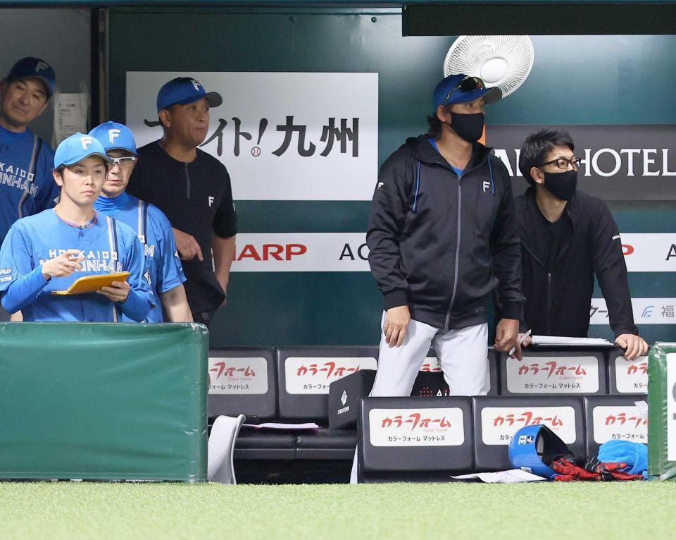 ９回、戦況を見つめる新庄監督（右から２人目）＝撮影・中島達哉