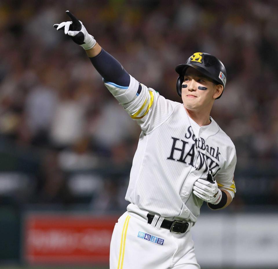 ９回、サヨナラ満塁本塁打を放ち、ベンチに向かってポーズをとる栗原