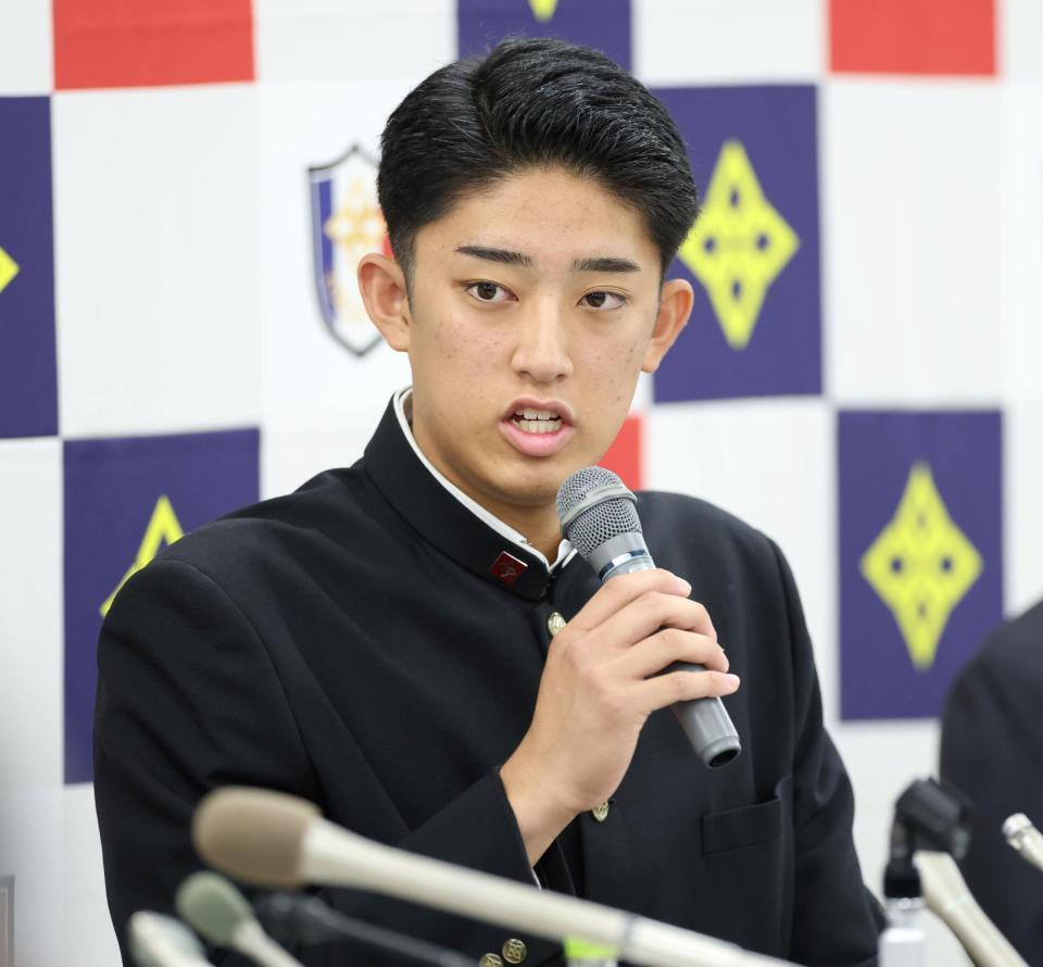 会見でアメリカ挑戦を表明した横浜・織田翔希（撮影・伊藤笙子）