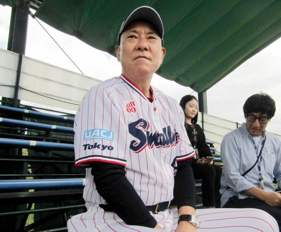選手の動きを見守る池山監督（撮影・伊藤玄門）