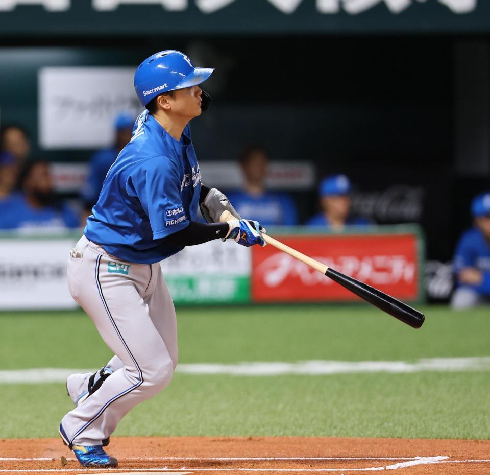 １回、二塁打を放つ郡司（撮影・中島達哉）
