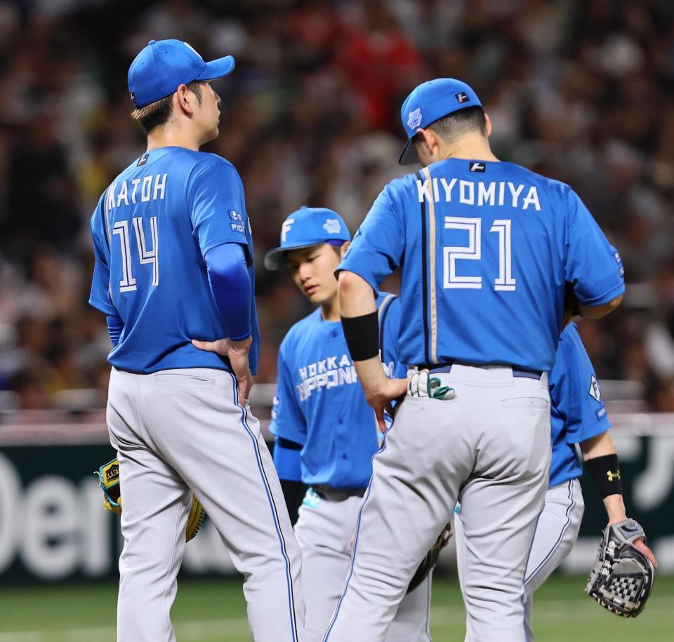 ５回、逆転２ランを許し、降板となる加藤（左）＝撮影・中島達哉