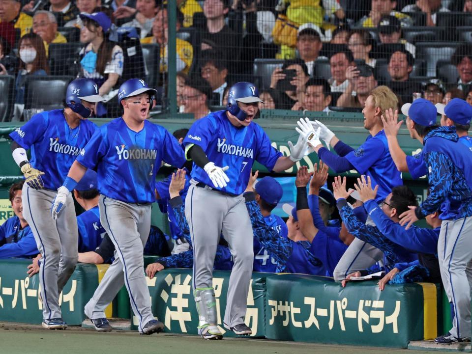 ３回、先制３ランを放ちナインの出迎えを受ける佐野（中央）＝撮影・立川洋一郎