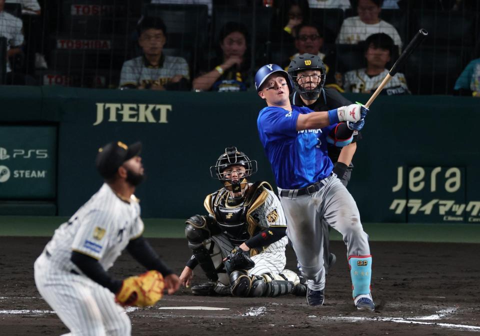 ８回、左越えにソロを放つ牧（投手・セベリーノ、捕手・梅野）＝撮影・山口登
