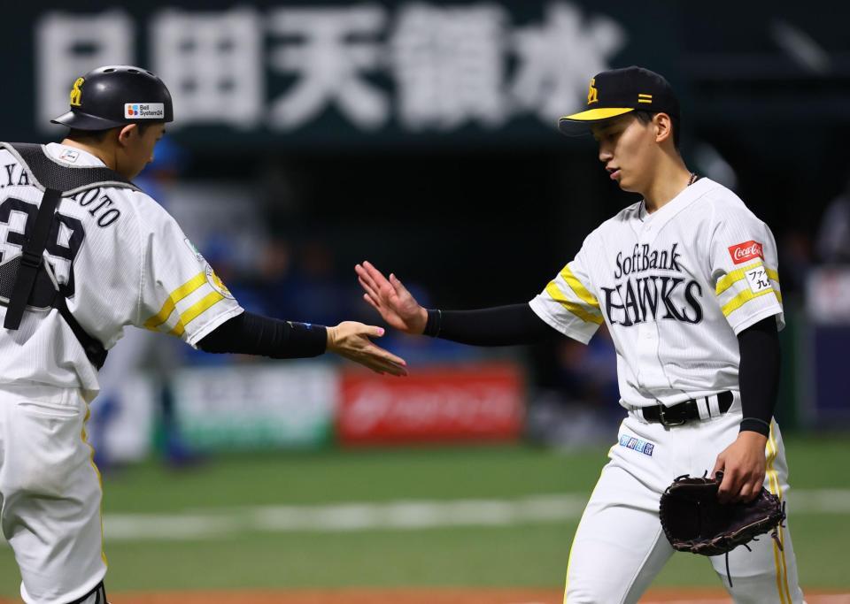４回を抑え、ソフトバンク・山本祐大（左）とタッチを交わすソフトバンク・前田悠伍＝みずほｐａｙｐａｙドーム福岡（撮影・中島達哉）