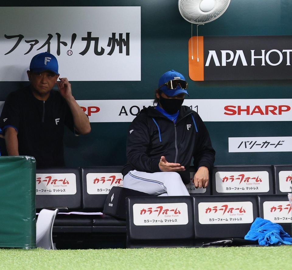 ６回、中継ぎ陣が追加点を許し、うつむく新庄監督（右）＝撮影・中島達哉