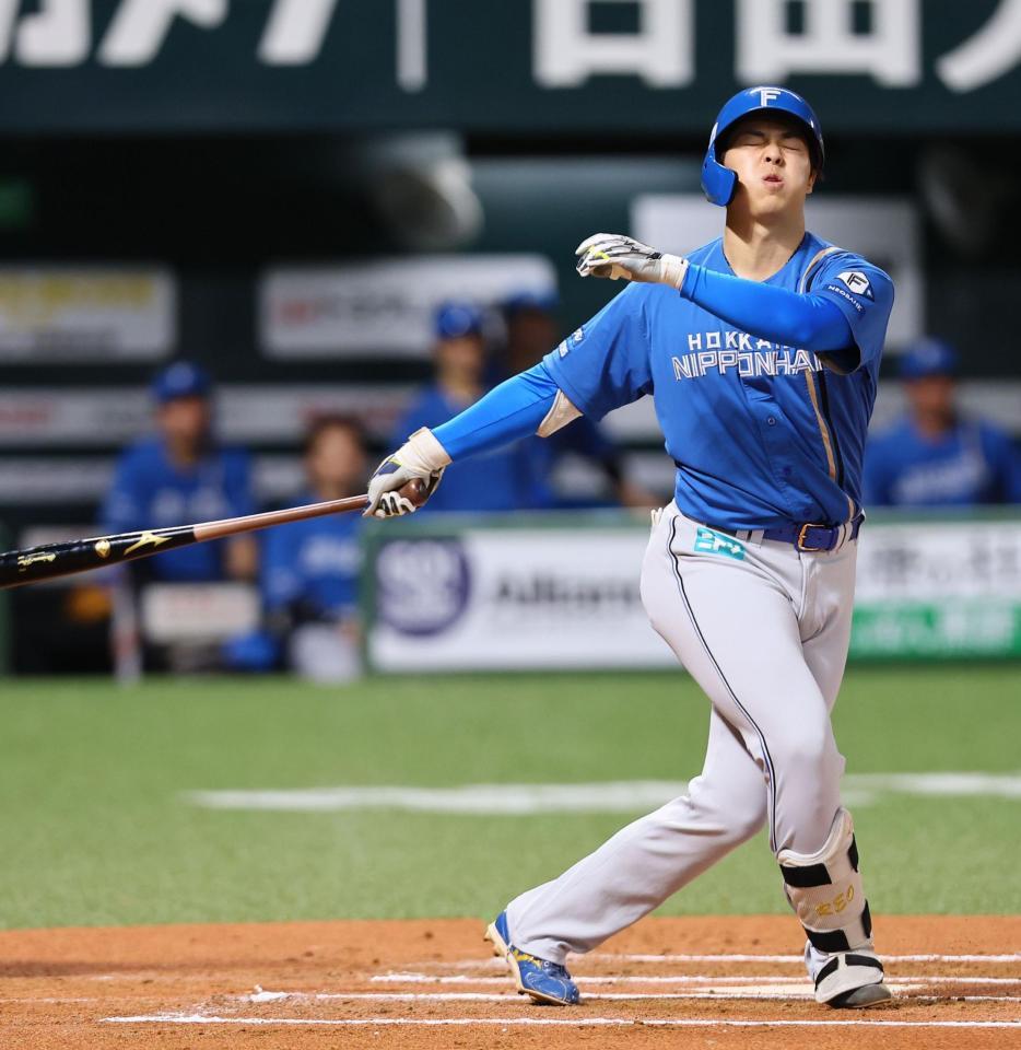 ６回、空振り三振を喫する柴田（撮影・中島達哉）