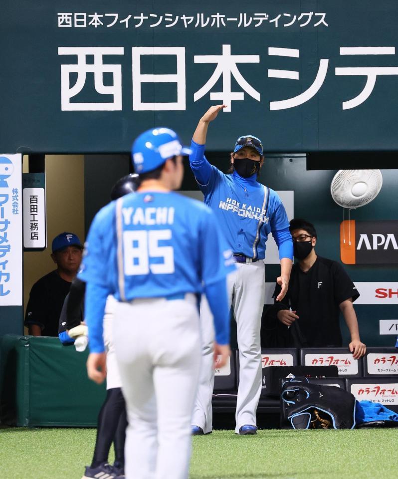 ＣＳ敗退し、小久保監督にジェスチャーでメッセージする新庄監督（撮影・中島達哉）