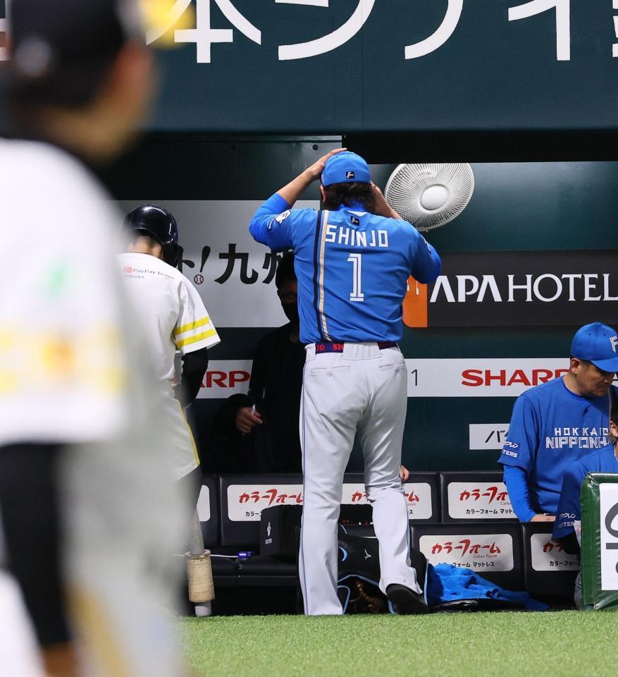 ＣＳ敗退し、引き揚げる新庄監督（撮影・中島達哉）