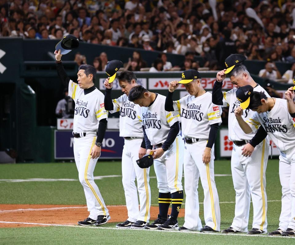 ＣＳ優勝し、スタンドのファンの歓声に応える小久保監督（左）らソフトバンクナイン（撮影・中島達哉）