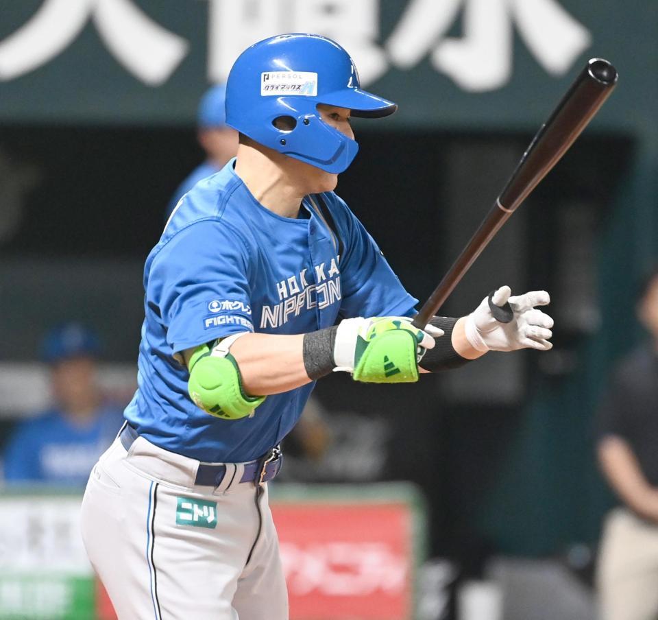 １回、清宮幸が右前に先制打を放つ