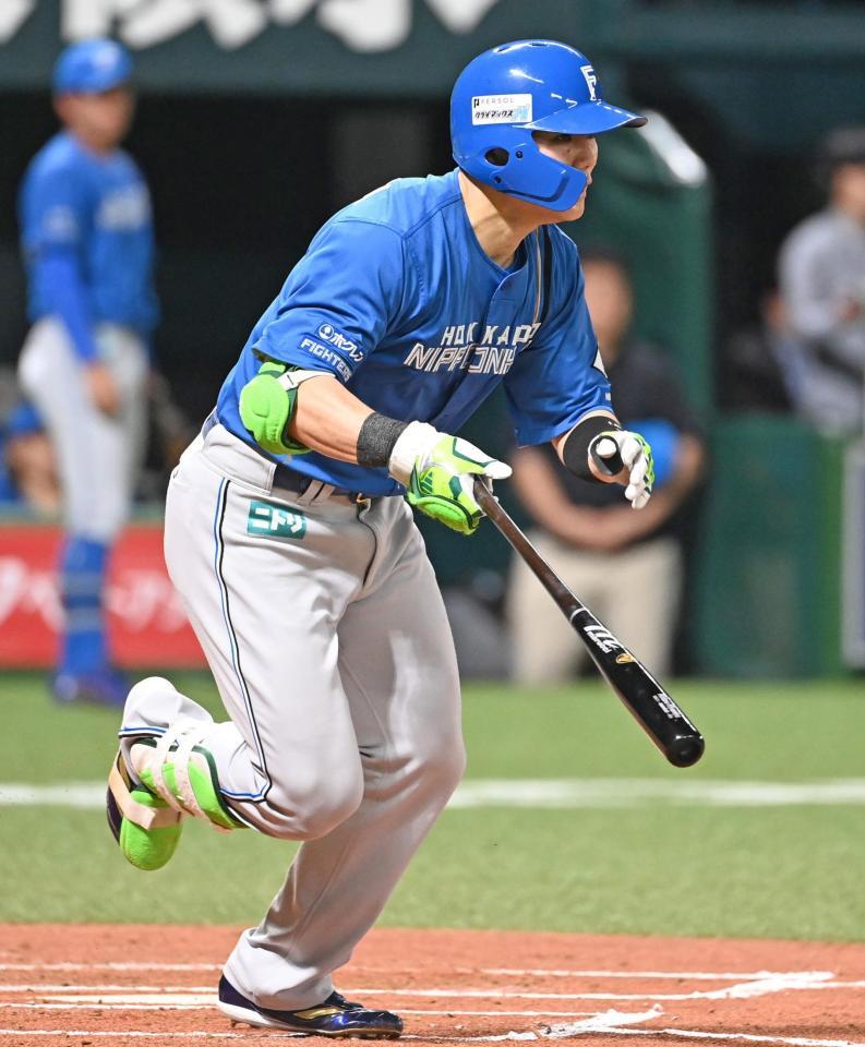 １回、清宮幸が右前に先制打を放つ