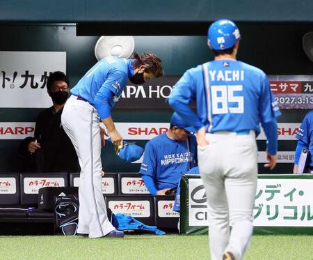 　ＣＳ敗退が決まり、ファンに一礼する新庄監督（撮影・中島達哉）　