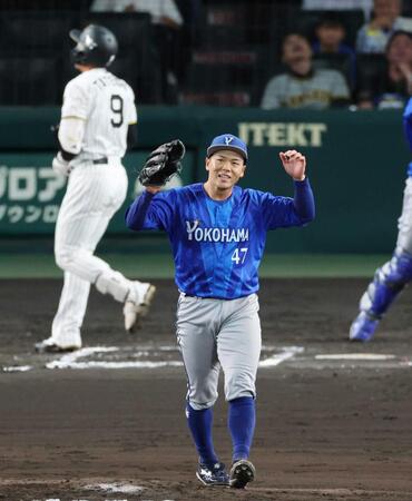 　６回、立石を空振り三振に仕留めた片山（撮影・山口登）