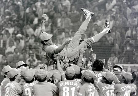 　日本ハムとのプレーオフを制し、その後日本一となり胴上げされる広岡監督＝１９８２年