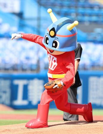 始球式で剛速球を投げる東京消防庁マスコットのキュータくん＝神宮球場（撮影・伊藤笙子）