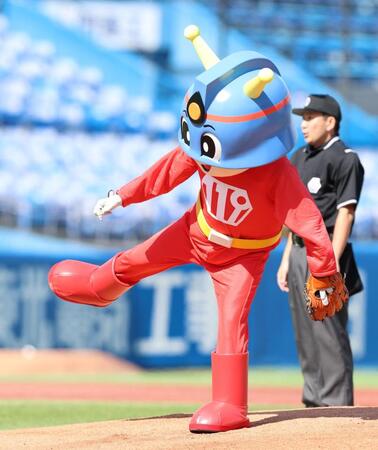 始球式で剛速球を投げる東京消防庁マスコットのキュータくん＝神宮球場（撮影・伊藤笙子）