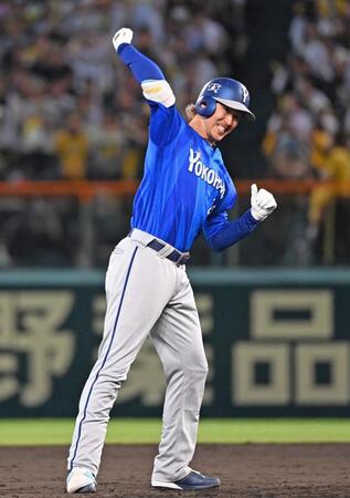 ９回、２点打を放ち喜ぶ三森