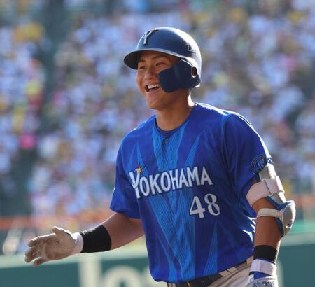 ４回、２ランを放って生還し笑顔を見せる成瀬（撮影・立川洋一郎）