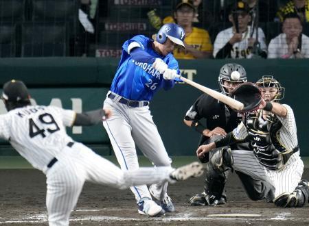 　９回ＤｅＮＡ２死二、三塁、三森が中前に逆転２点打を放つ。投手工藤、捕手伏見＝甲子園