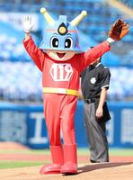 始球式を終え、歓声に応える東京消防庁マスコットのキュータくん＝神宮球場（撮影・伊藤笙子）