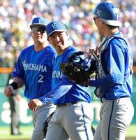 ４回を投げ終え笑顔を見せてベンチへ引き揚げる東（中央）＝撮影・立川洋一郎