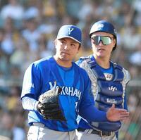 ２回を投げ終えベンチに戻る東（左）＝撮影・西田忠信