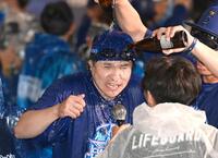 ビールを浴びる佐野（撮影・飯室逸平）