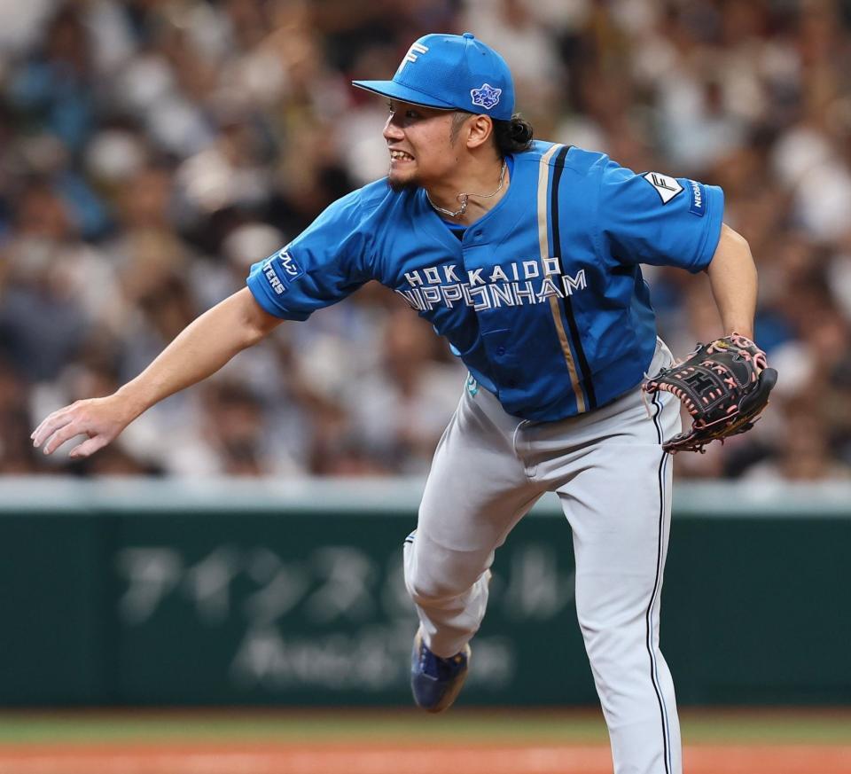 ＣＳファーストステージ第３戦の５回、力投する伊藤（１２日）