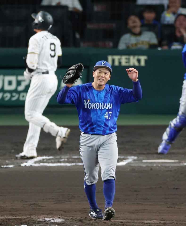 　６回、立石を空振り三振に仕留めた片山（撮影・山口登）